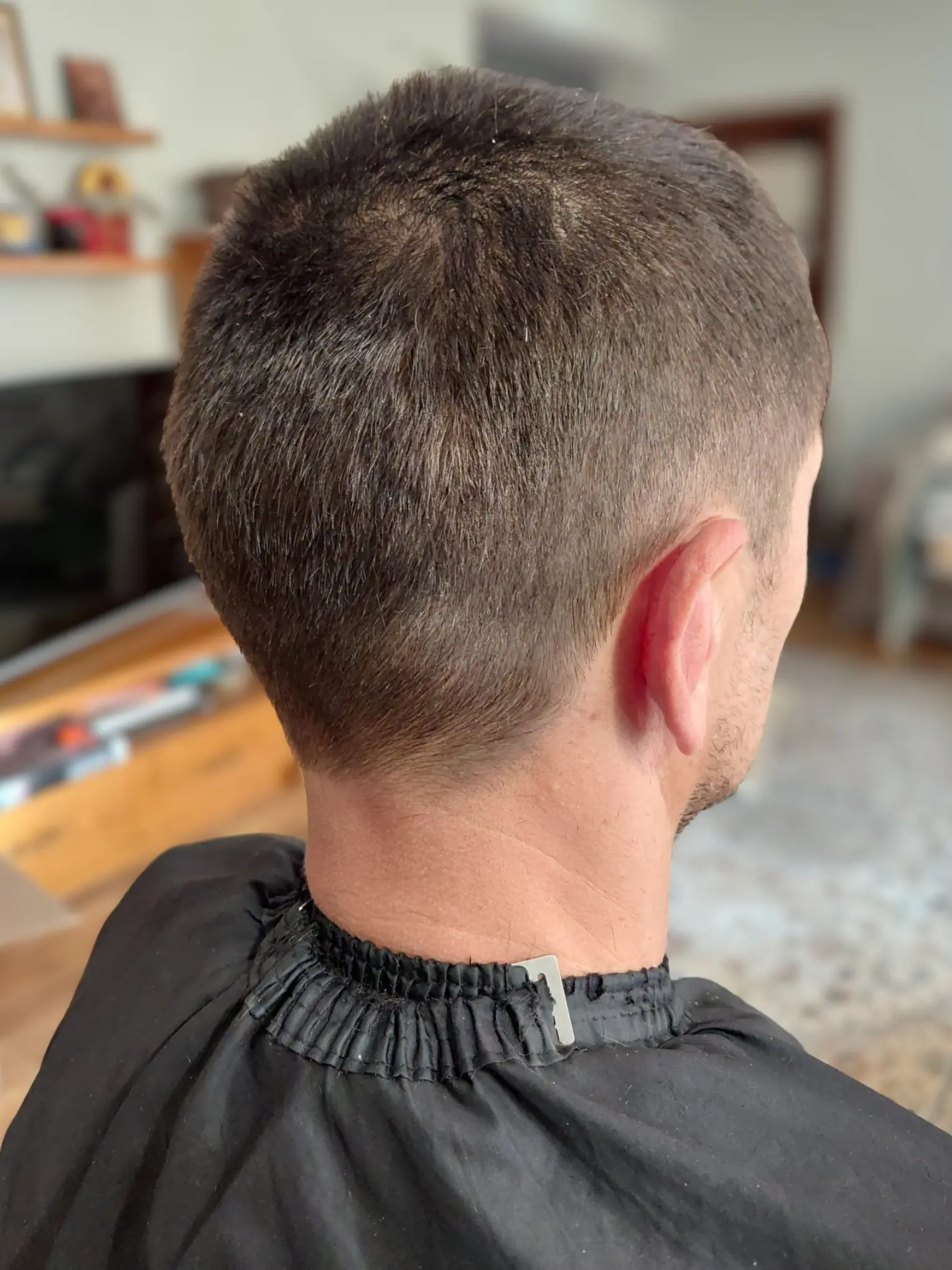Tuns bărbat scurt fade la domiciliu București — theHairGuy