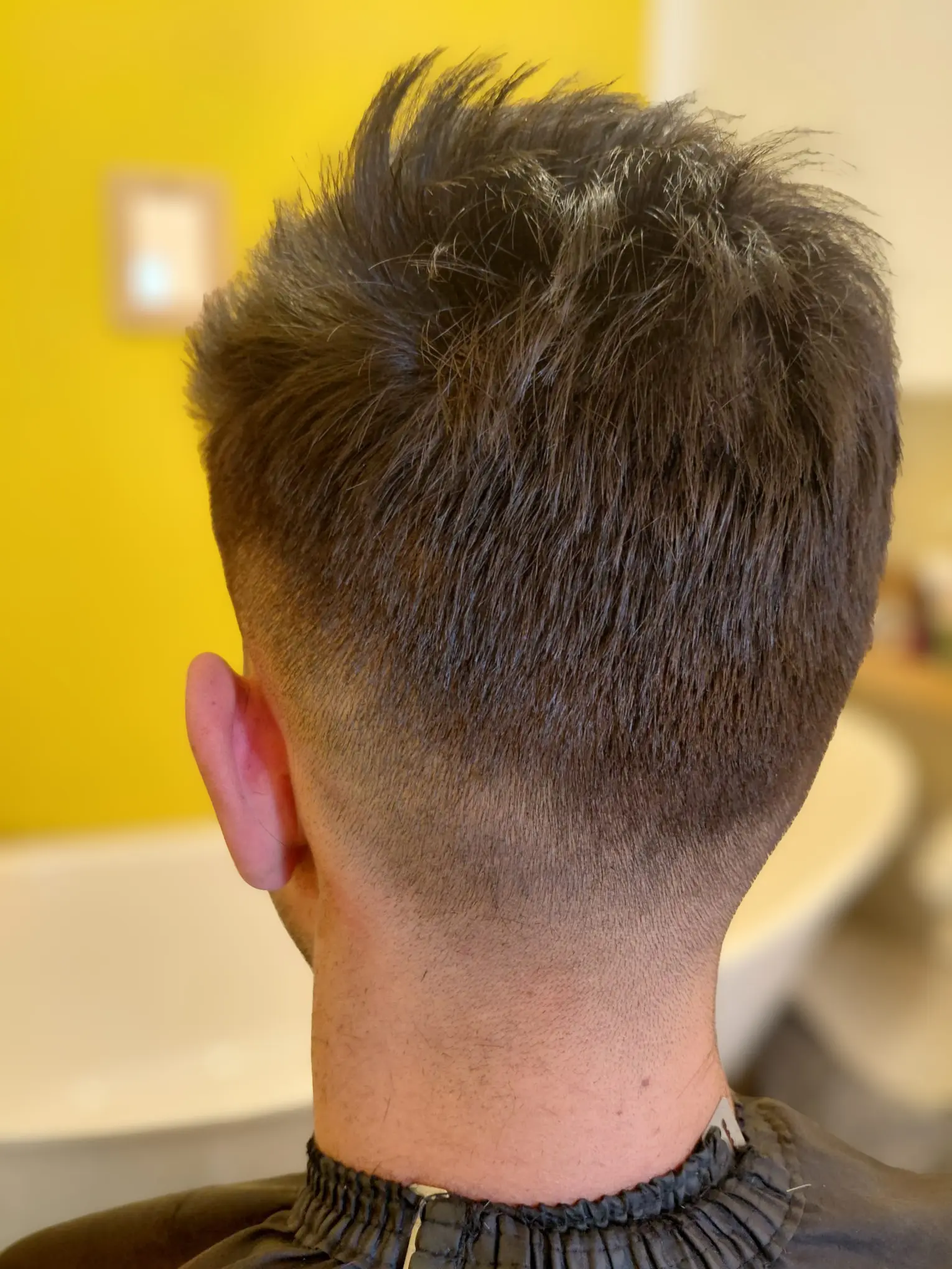 Tuns bărbat textured fade modern la domiciliu București — theHairGuy
